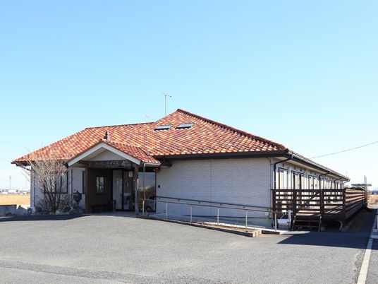 広々とした施設の外観