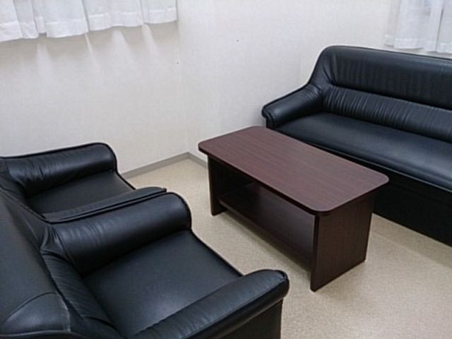シンプルな休憩室の様子 応接室 落ち着いた色のソファが配置された休憩スペースです。こちらでリラックスしながらお時間を過ごせます。