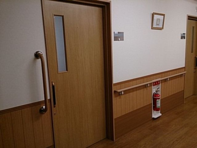 廊下と扉のイメージ 廊下 手すりが備えられた温かみのある廊下です。移動が安全で快適な環境を保つことができます。