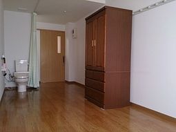 明るい居室の一角