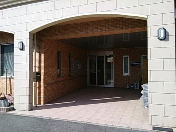 明るい日差しのエントランス