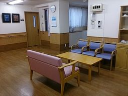 待合室の椅子とテーブル