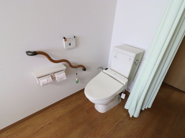 バリアフリートイレの一角 部屋のトイレ 手すりの付いた清潔なトイレ空間です。利用者の安全と快適さを配慮した設計となっております。