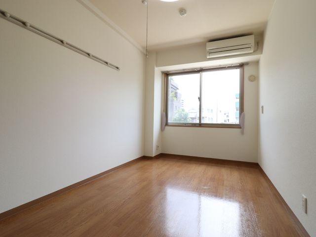 明るい居室の一角 個人部屋 陽光が差し込むエアコン付きの部屋です。快適な個室で、ゆったりと過ごせる設備が整っています。