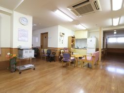 明るい床の多目的室