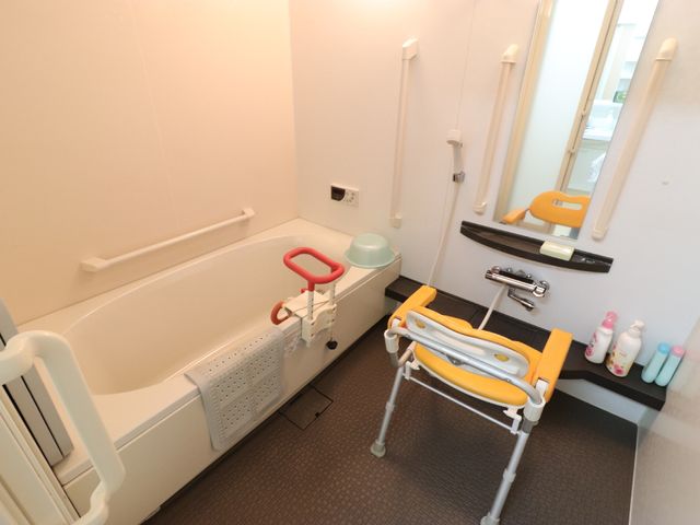 手すり付き浴室 個人浴室 安全に配慮された設計の浴室です。手すりやシャワーチェアがあり、介護のしやすさを考えた環境が整っています。