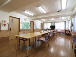 明るい共有リビング空間