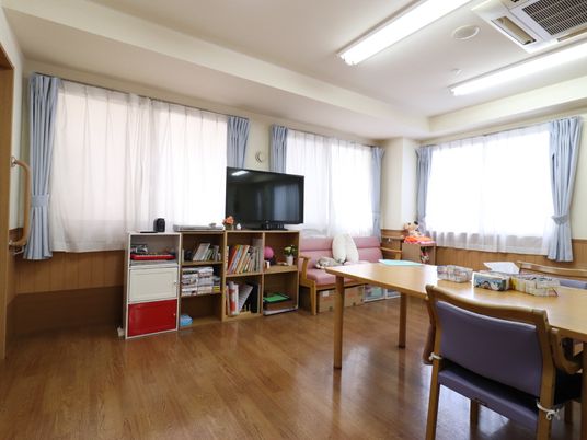 広々とした明るい居室