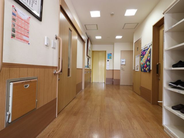 明るい綺麗な廊下 玄関ホール 清潔感のある廊下は、安全な手すりも設置され機能的です。ここで働くことで、快適な環境づくりに貢献できます。