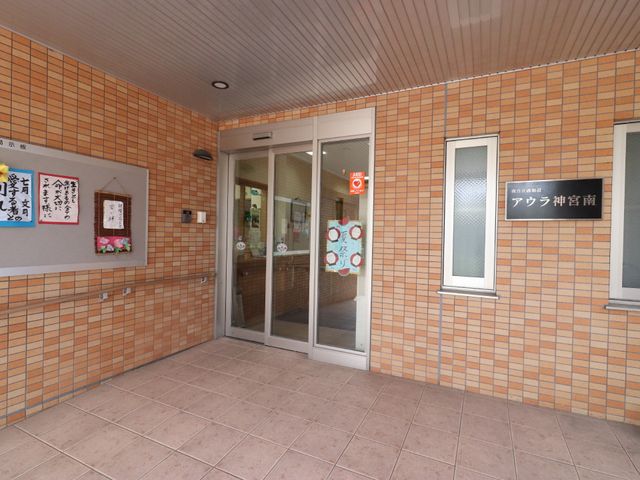 エントランスの明るい風景 外玄関入口 手入れの行き届いたエントランスは訪れる人を暖かく迎え入れ、明るい印象を与えてくれます。安心のAED完備もご確認いただけます。