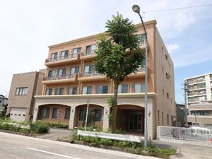 明るい雰囲気の外観