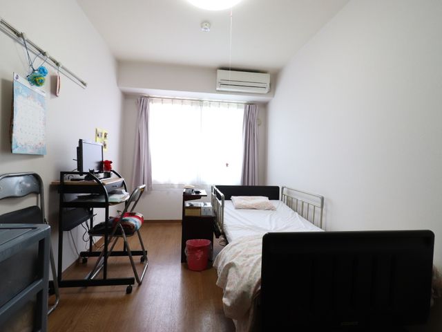 居心地の良い居室の一角 個人部屋 広々とした居室には、必要な家具が整い、快適な生活をサポートします。明るい窓辺で読書など、ゆったりとした時間を過ごせます。