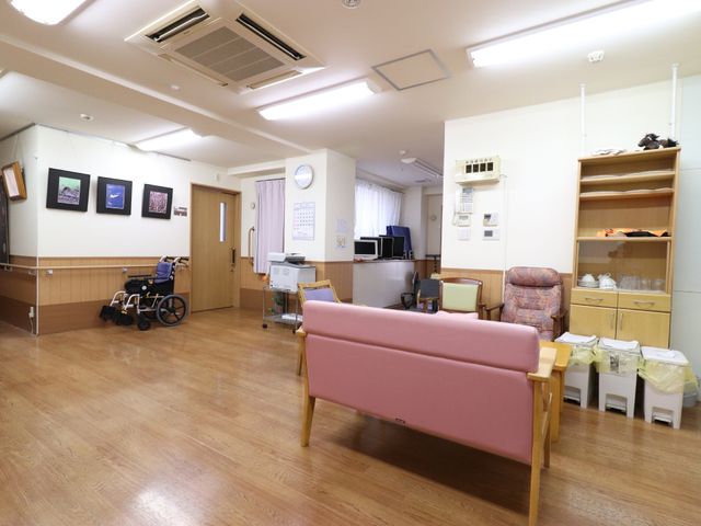 リビングの様子 多目的スペース 広々とした共有リビングでは、ゆったりとしたソファが配置され、快適な休息時間を過ごせます。壁には絵画が飾られ、温かみのある空間作りがされています。