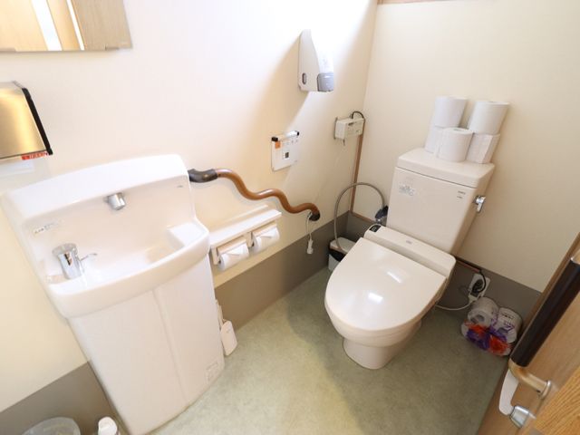 バリアフリーの洗面トイレ トイレ 手すり付きで安全に気を配った清潔感あるトイレです。快適な利用をサポートする設備が整っています。