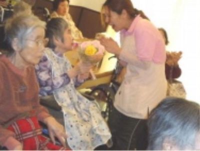 活動する人々の和室