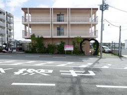 明るい外観の建物