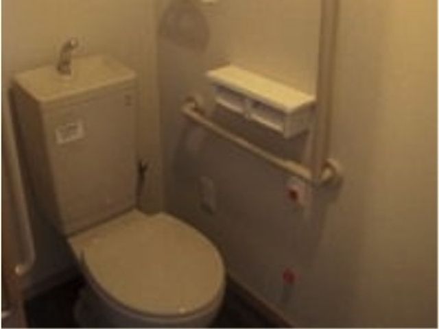 バリアフリートイレ トイレ 手すり付きで安全に配慮されたトイレ空間です。使いやすさを考えた設計で、安心してご利用いただけます。