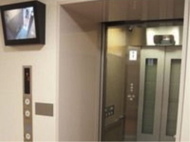 清潔なエレベーターホール エレベーター。 スムーズな移動が可能なエレベーターは、床もきれいに保たれており、快適です。モニター付きで安心してご利用いただけます。