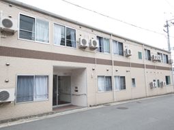 クリーム色の建物外観