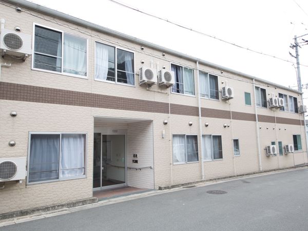 クリーム色の建物外観