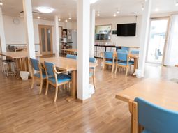 広々とした明るい食堂