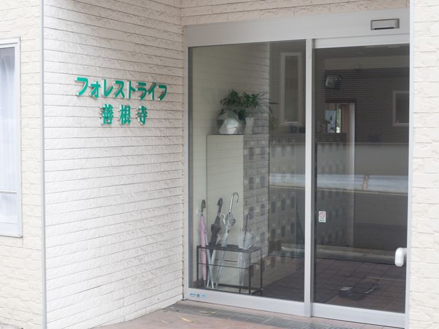 入り口のスライドドア 玄関 清潔感のあるエントランスは、スムーズな出入りを実現する自動のスライドドアが備わっております。フレンドリーな環境での就業をご希望なら、ぜひご覧ください。