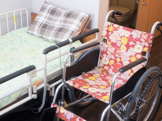 寝室と車いす 居室 居室には、快適な寝心地をサポートするベッドと多様なニーズに対応するカラフルな車いすが備え付けられています。
