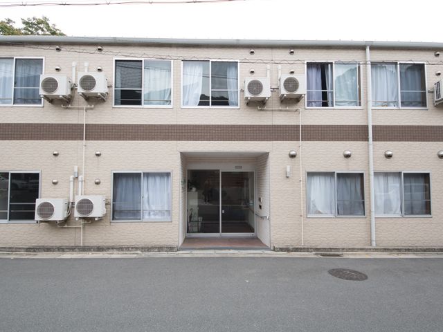 建物の外観 外観 清潔感のある外壁が印象的な建物です。広い入口からは日常の風景をイメージしやすく、安心感が伝わります。