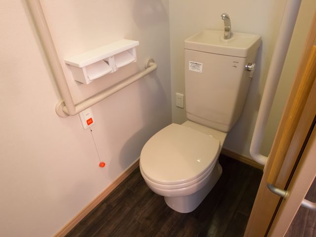 バリアフリートイレ設備 トイレ 手すりが完備された清潔なトイレです。安心してご利用いただける環境を整えております。