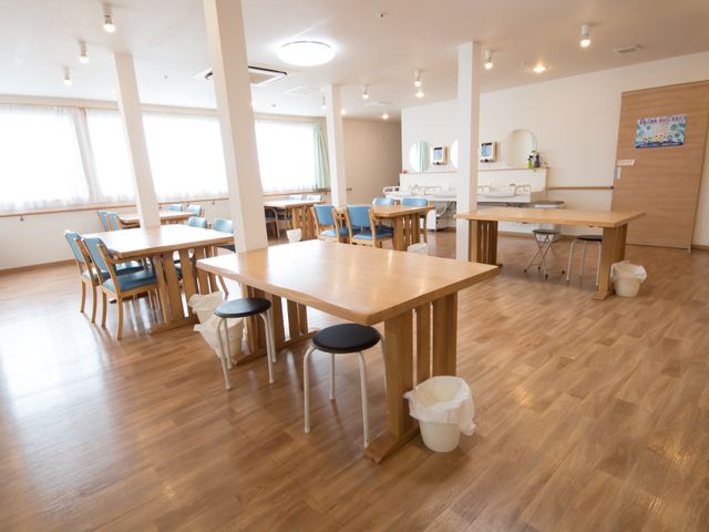 広々とした明るい食堂 食堂 木目調の床が暖かみを感じさせる食堂で、居心地の良い食事の時間を過ごせます。明るい窓辺でのコミュニケーションも楽しめそうです。