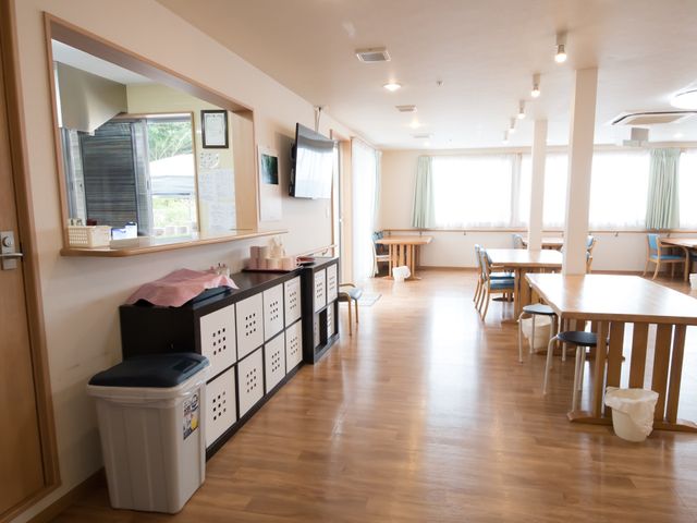 広々とした明るい食堂 食堂 自然光が差し込む食堂では、ゆったりとした時間を過ごせる空間が提供されています。職員も利用者も共に心地よいひとときを過ごす場所です。