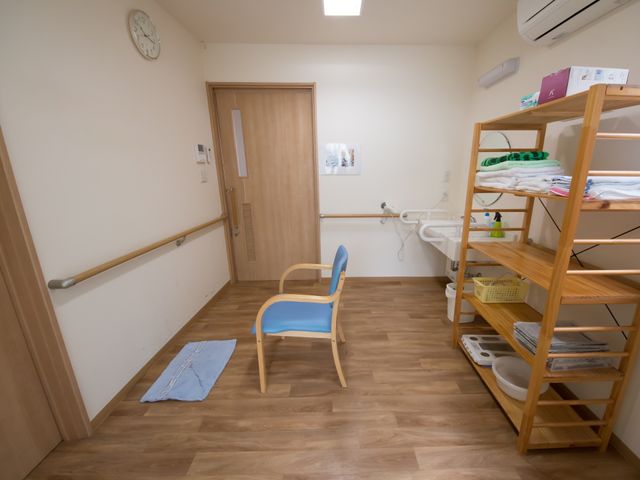 きれいな洋室の空間 脱衣所 手すりと段差の少ない床が特徴の居室です。快適な生活空間で、安全に過ごす配慮がされています。