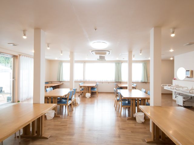 広々とした明るい食堂 食堂 ひだまりが差し込むゆとりの食堂では、心地良い時間をお過ごしいただけます。スタッフの温かい支援が行き届いています。
