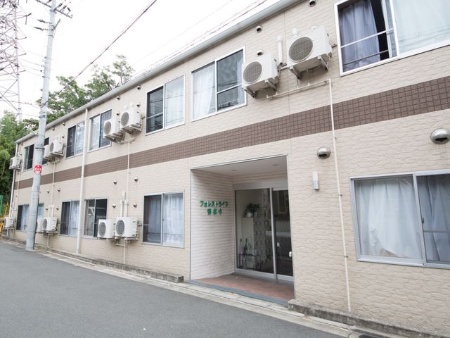 街中にある建物エントランス 外観 清潔感があり、アクセスしやすい位置にあるエントランスです。見晴らしの良い窓が並ぶ、心地よい出勤を迎える場所となっています。