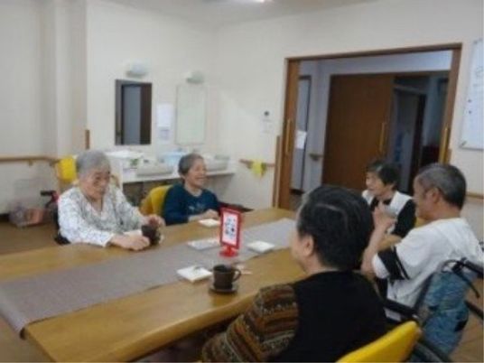 笑顔で会話する居室