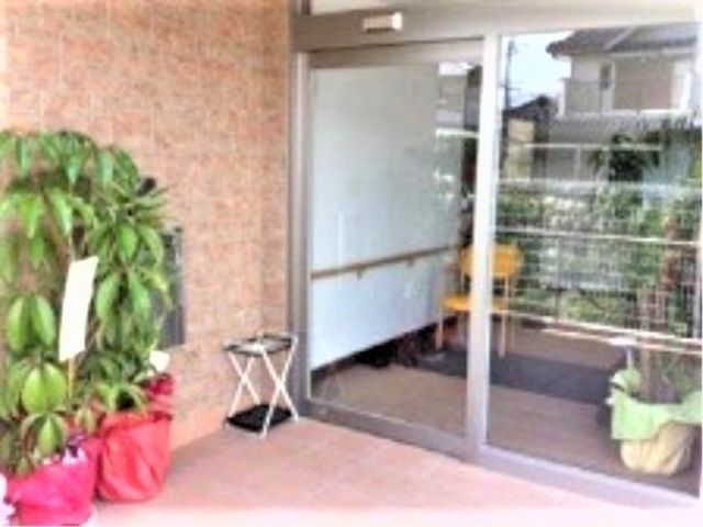 エントランスの開放的な様子 エントランス 暖かみのあるエントランスはバリアフリー設計で、どなたでも安心して出入りできる造りです。