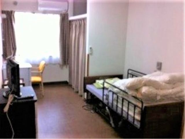 居室の様子 居室 窓の光が心地よい個室です。個人のご趣味や必要な物を置けるスペースも確保されています。