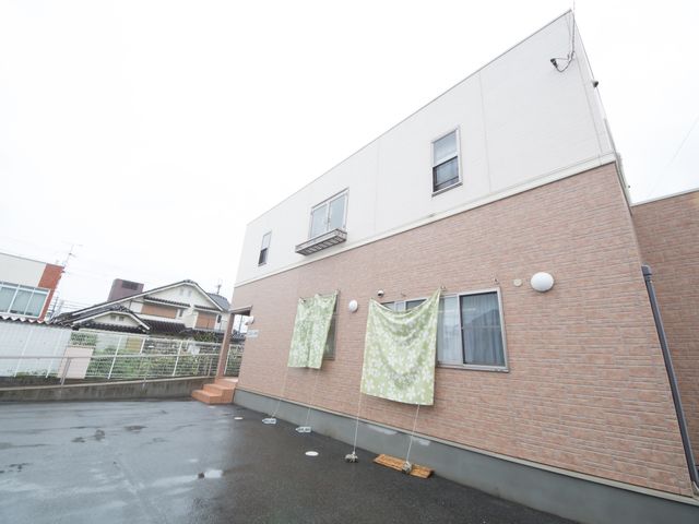建物の外壁と窓 外観 洗練されたデザインの外壁と、快適な環境作りに配慮した窓が特長の建物です。働く環境の良さも抜群です。