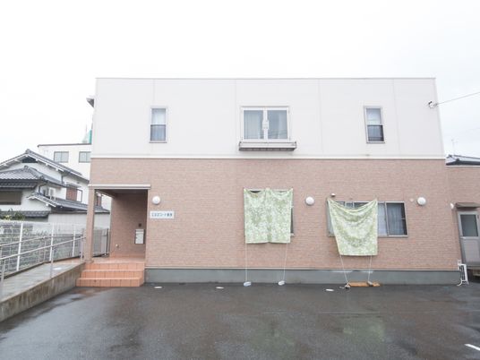 シンプルな外観の建物
