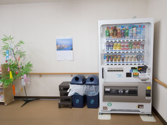 休憩室の自動販売機 自動販売機 清潔感のある休憩スペースには、スタッフやご利用者の方々が気軽に利用できる自動販売機が完備されています。