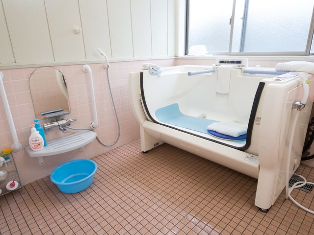 バリアフリー浴室設備 浴室 安全で快適なバリアフリーの浴室です。サポートが必要な方も安心してご利用いただける設計となっています。