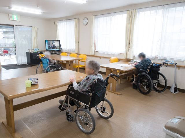共有スペースでの日常 共有スペース ゆったりとした食堂には、車いすの方々が自由に過ごされており、皆様が交流できる温かい場所です。