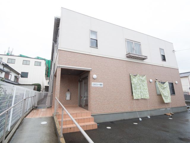 建物前での風景 外観 シンプルなデザインの建物前です。アクセスしやすい平坦なエントランスが設けられております。