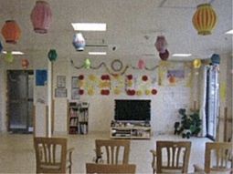 飾り付けのある共用スペース