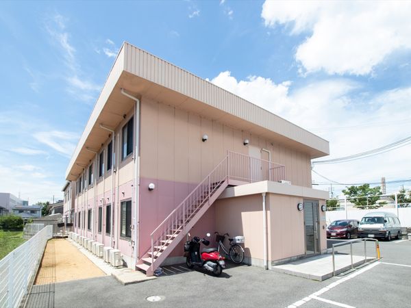 ピンク色の建物の外観