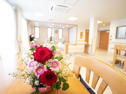 花が飾られた室内空間