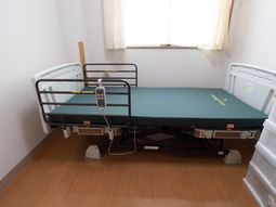 快適な電動ベッドの居室