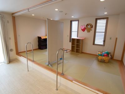機能訓練室の手すりとマット