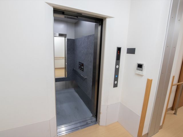 広々とした安全なエレベーター