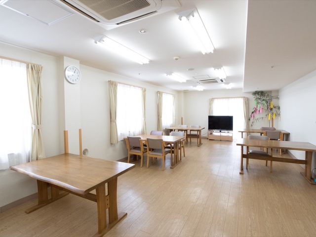明るい共用ラウンジ空間